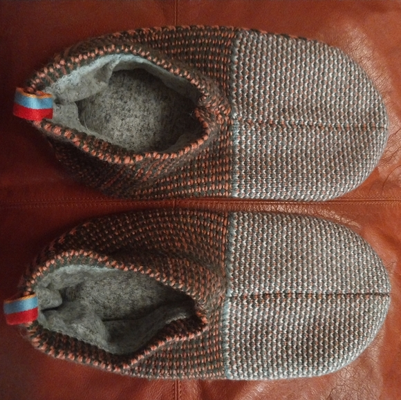 Bombas Gripper Slippers - Green, Salmon and Cream - NWOT - Picture 1 of 5